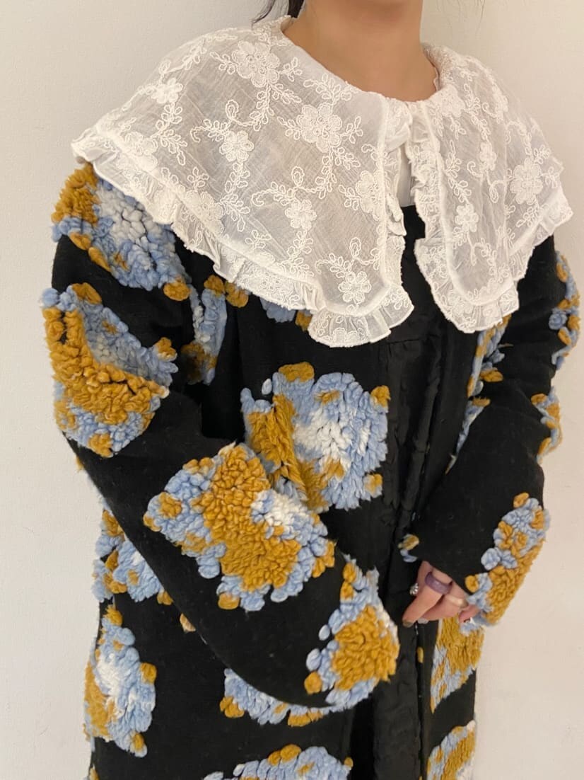 その他のその他アウター、ブラック系のワンピース、ホワイト系のシャツ/ブラウスを着用したレディースの秋コーディネートの5枚目の写真