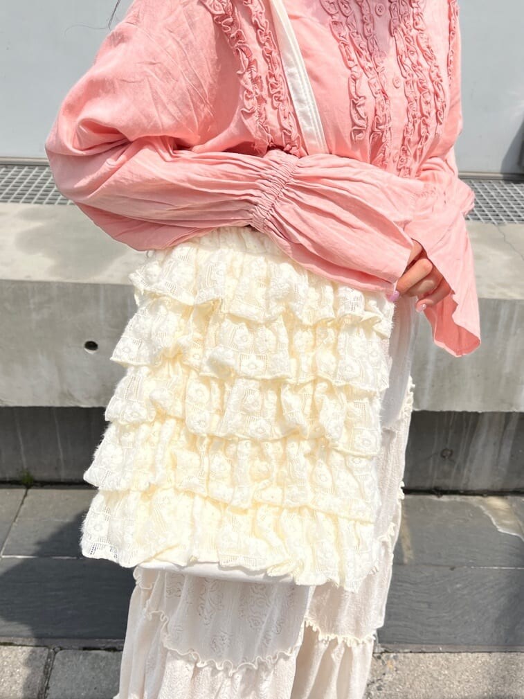 ピンク系のその他シューズ、ピンク系のシャツ/ブラウス、ホワイト系のスカートを着用したレディースの春コーディネートの4枚目の写真