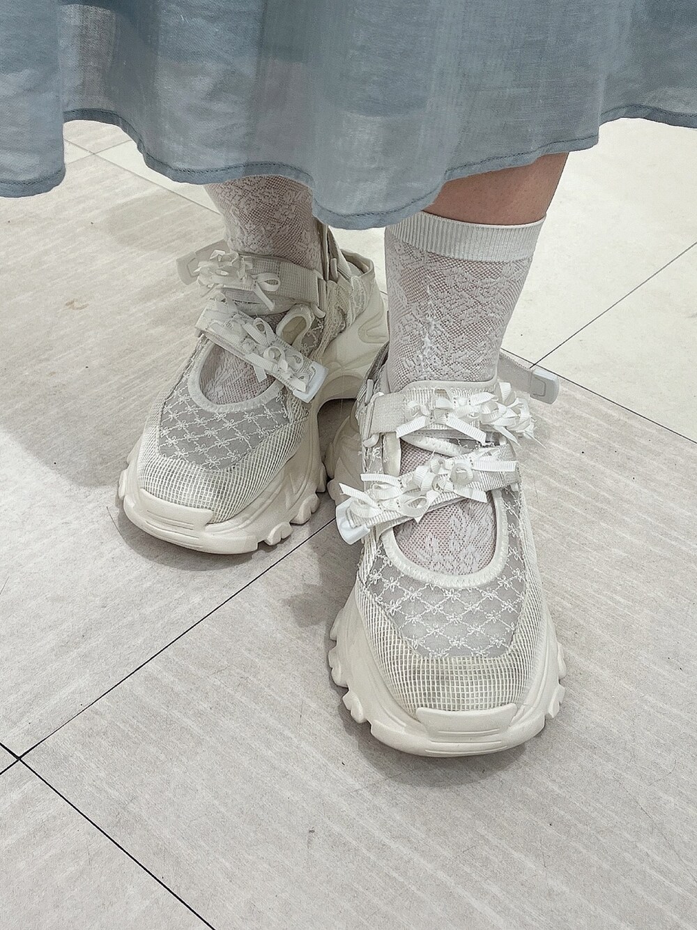 ホワイト系のTシャツ/カットソー、グリーン系のワンピース、ホワイト系のナイロンジャケットを着用したレディースの春コーディネートの8枚目の写真