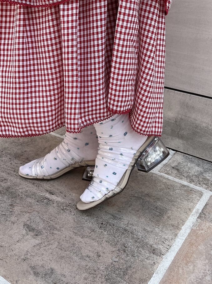 ホワイト系のTシャツ/カットソー、レッド系のスカート、ホワイト系のシャツ/ブラウスを着用したレディースの夏コーディネートの3枚目の写真