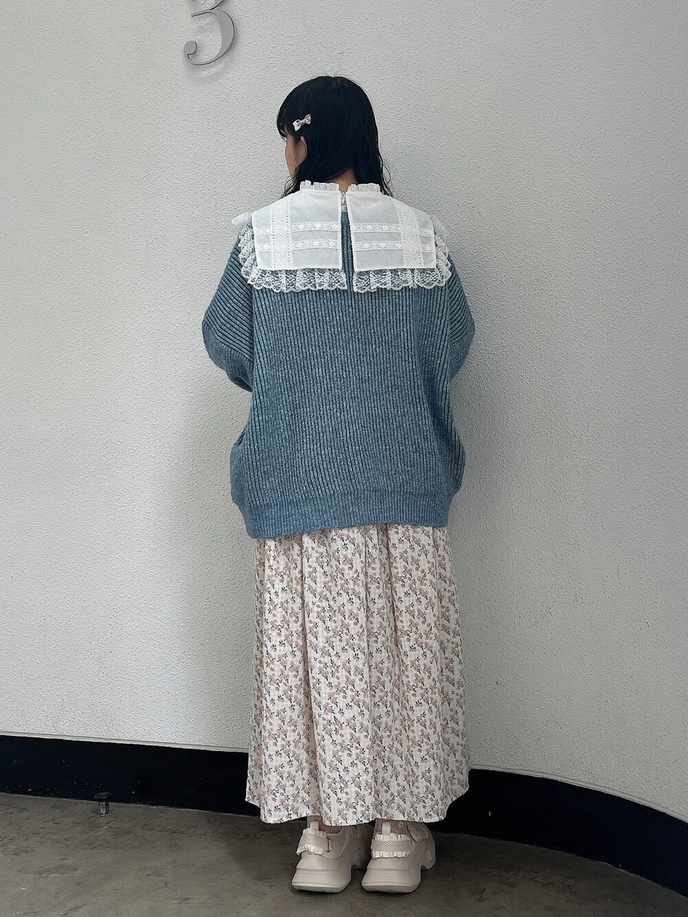 ホワイト系のワンピース、ブルー系のカーディガン/ボレロ、ホワイト系のスニーカーを着用したレディースの秋コーディネートの4枚目の写真