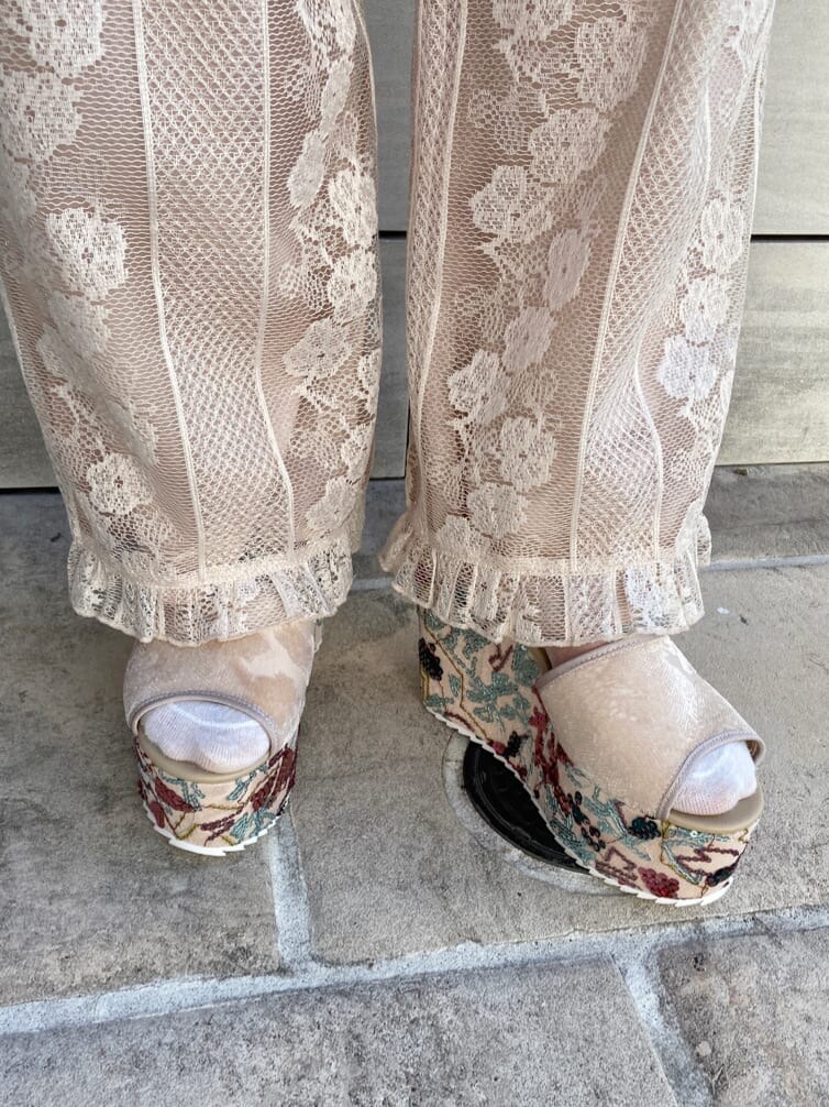 ベージュ系のサンダル、ホワイト系のトートバッグ、ピンク系のワンピースを着用したレディースの夏コーディネートの7枚目の写真