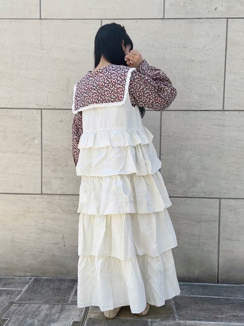 レッド系のシャツ/ブラウス、ホワイト系のその他シューズを着用したレディースの春コーディネートの2枚目の写真