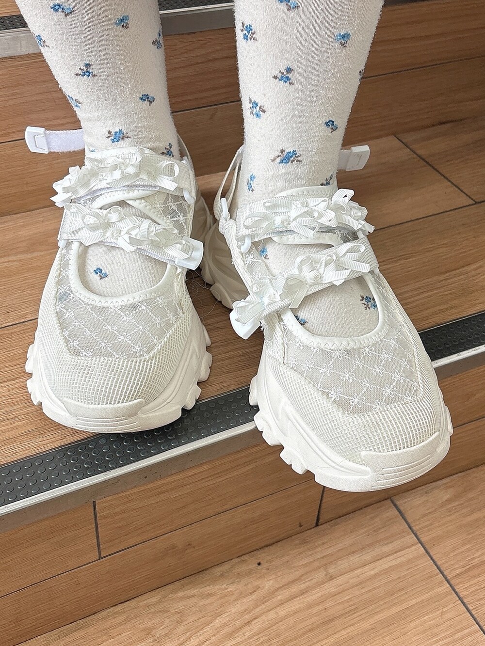 ホワイト系のスニーカー、ホワイト系のワンピース、ホワイト系のショルダーバッグを着用したレディースの夏コーディネートの9枚目の写真