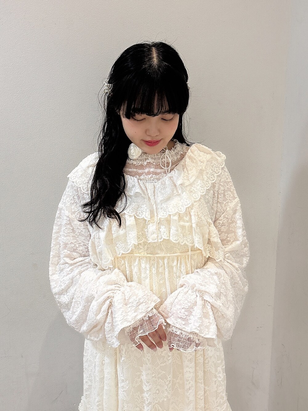 ホワイト系のTシャツ/カットソー、レッド系のローファー、ホワイト系のシャツ/ブラウスを着用したレディースの夏コーディネートの5枚目の写真