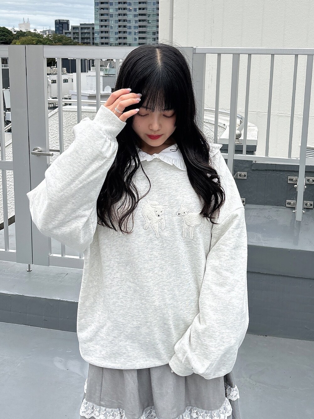 ホワイト系のシャツ/ブラウス、グレー系のスウェット、ブラック系のショルダーバッグを着用したレディースの秋コーディネートの4枚目の写真