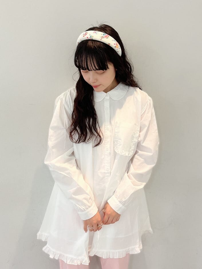 ピンク系のスラックス、ホワイト系のワンピース、ベージュ系のサンダルを着用したレディースの夏コーディネートの4枚目の写真