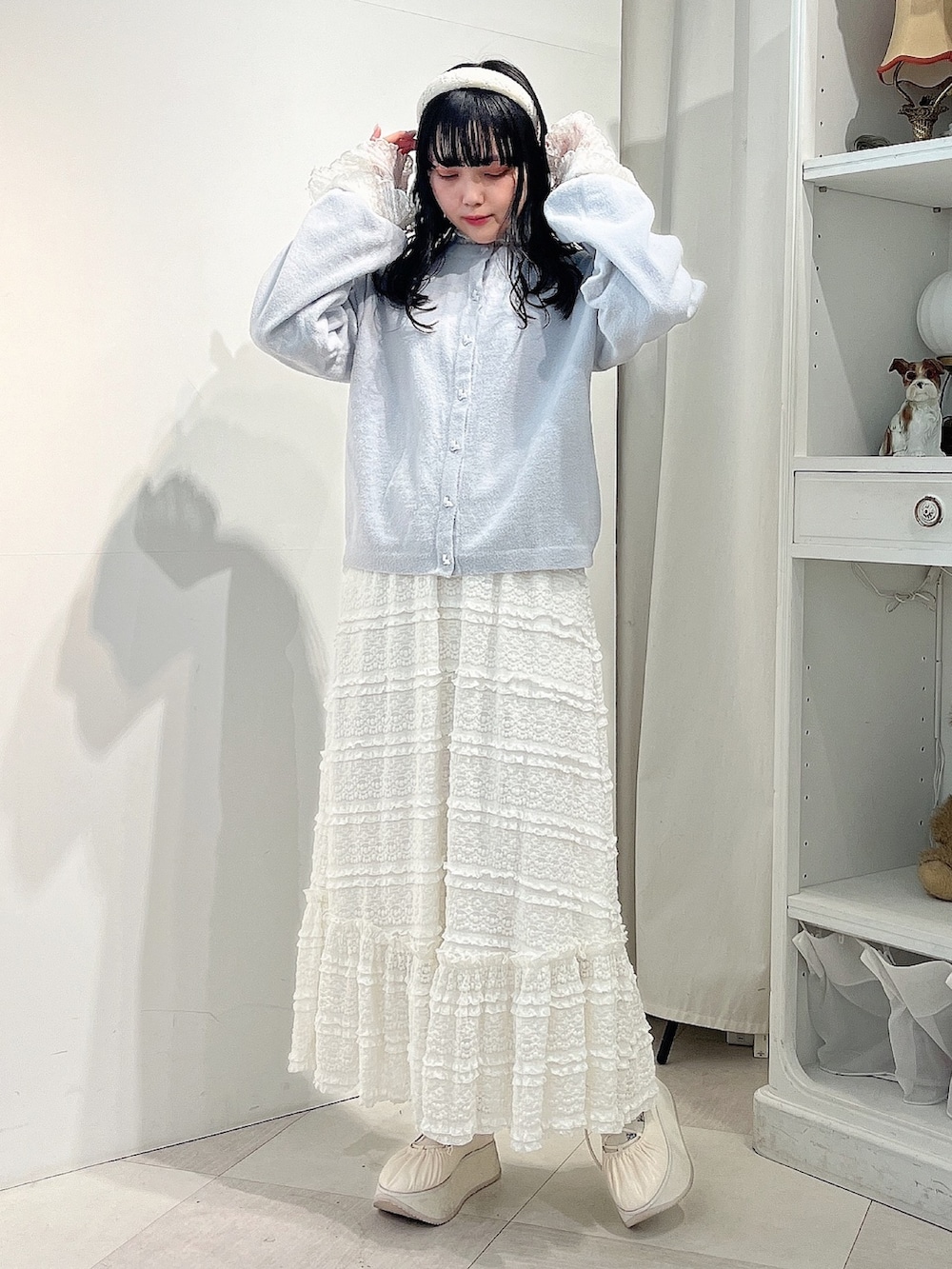 ブルー系のカーディガン/ボレロ、ホワイト系のTシャツ/カットソー、ホワイト系のスカートを着用したレディースの春コーディネートの3枚目の写真