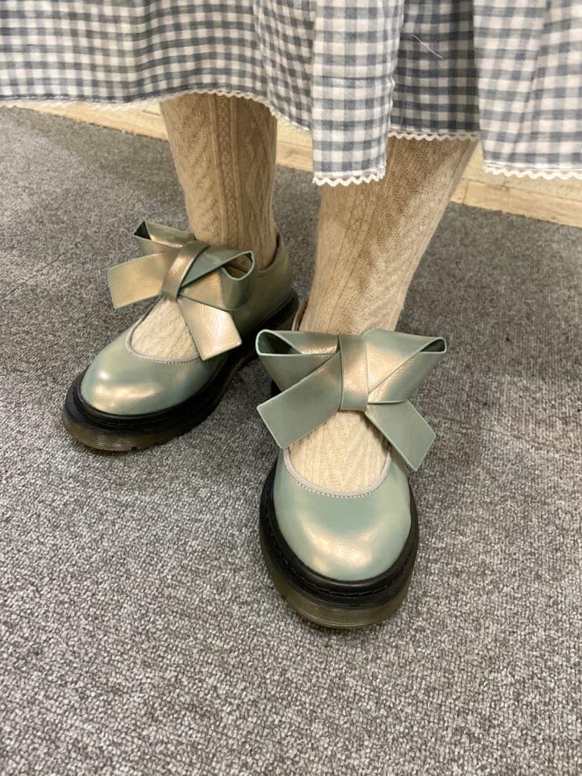 ブルー系のパンプス、ホワイト系のシャツ/ブラウス、ブルー系のスカートを着用したレディースの冬コーディネートの5枚目の写真