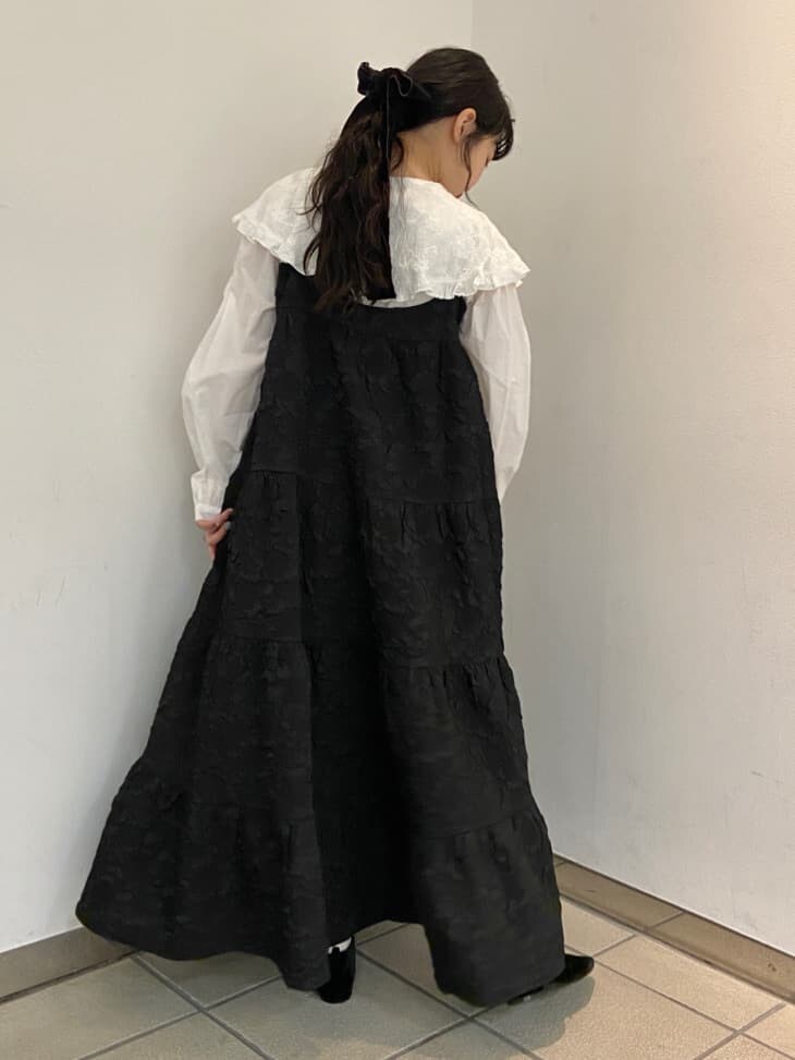 その他のその他アウター、ブラック系のワンピース、ホワイト系のシャツ/ブラウスを着用したレディースの秋コーディネートの7枚目の写真