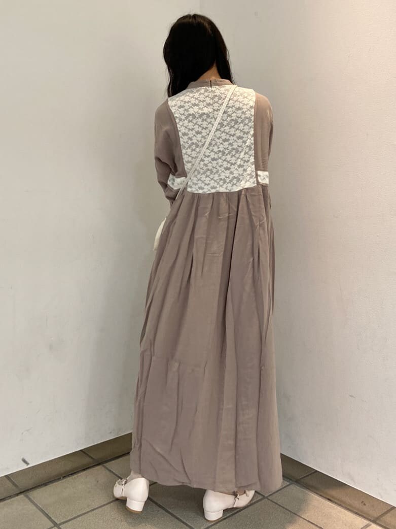 ベージュ系のワンピース、ホワイト系のパンプス、ホワイト系のハンドバッグを着用したレディースの夏コーディネートの3枚目の写真