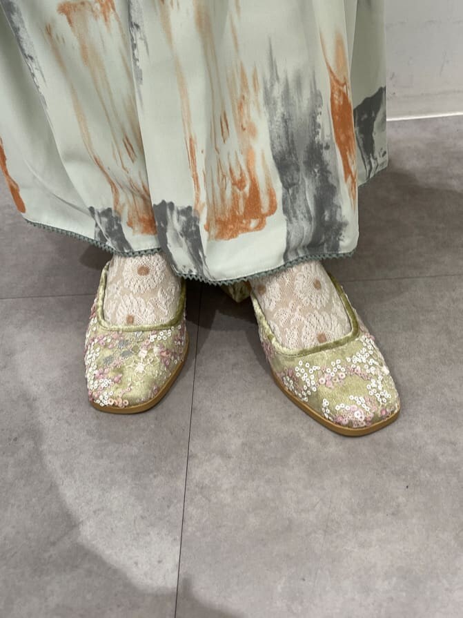 グリーン系のカーディガン/ボレロ、グリーン系のスカート、グリーン系のパンプスを着用したレディースの春コーディネートの7枚目の写真