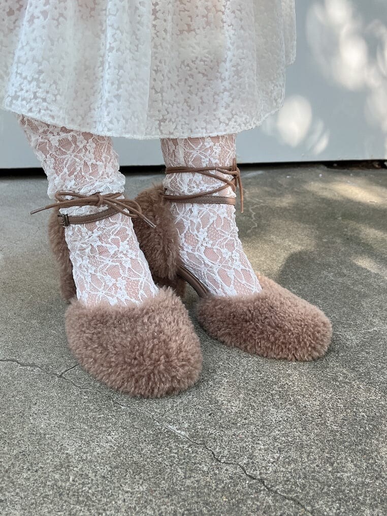 ブラウン系のパンプス、ホワイト系のニット/セーター、ブラウン系のパンプスを着用したレディースの秋コーディネートの4枚目の写真