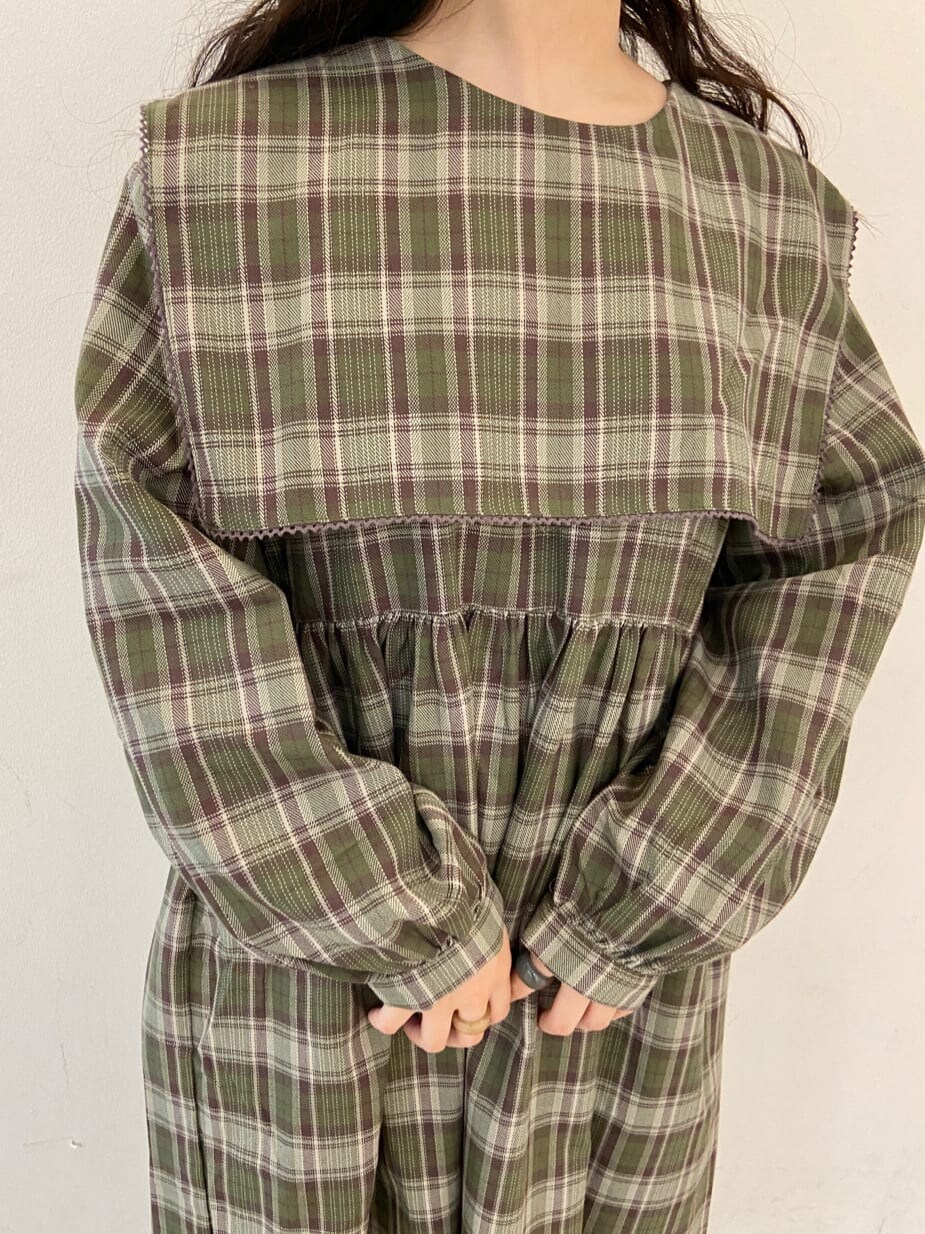 グリーン系のワンピース、ホワイト系のその他シューズ、ホワイト系のショルダーバッグを着用したレディースの秋コーディネートの4枚目の写真