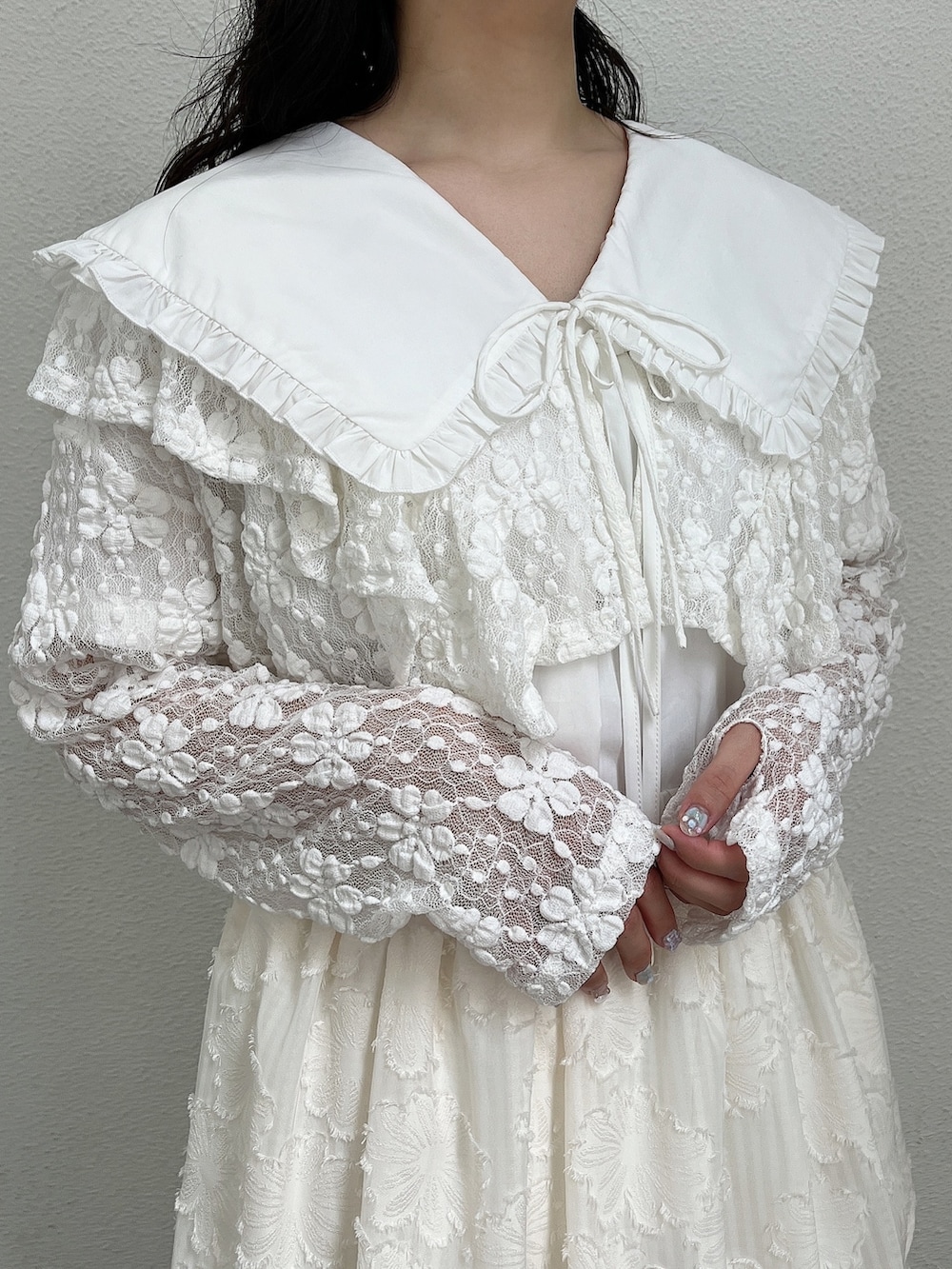 ホワイト系のワンピース、ホワイト系のカーディガン/ボレロ、ホワイト系のスカートを着用したレディースの夏コーディネートの5枚目の写真