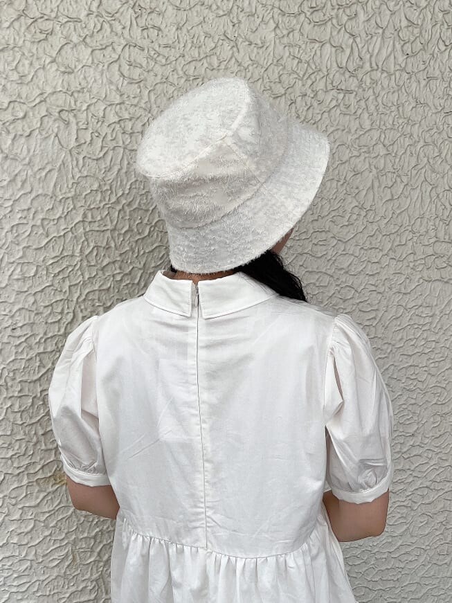 ホワイト系のワンピース、その他のドレスシューズ、ホワイト系のハットを着用したレディースの夏コーディネートの4枚目の写真