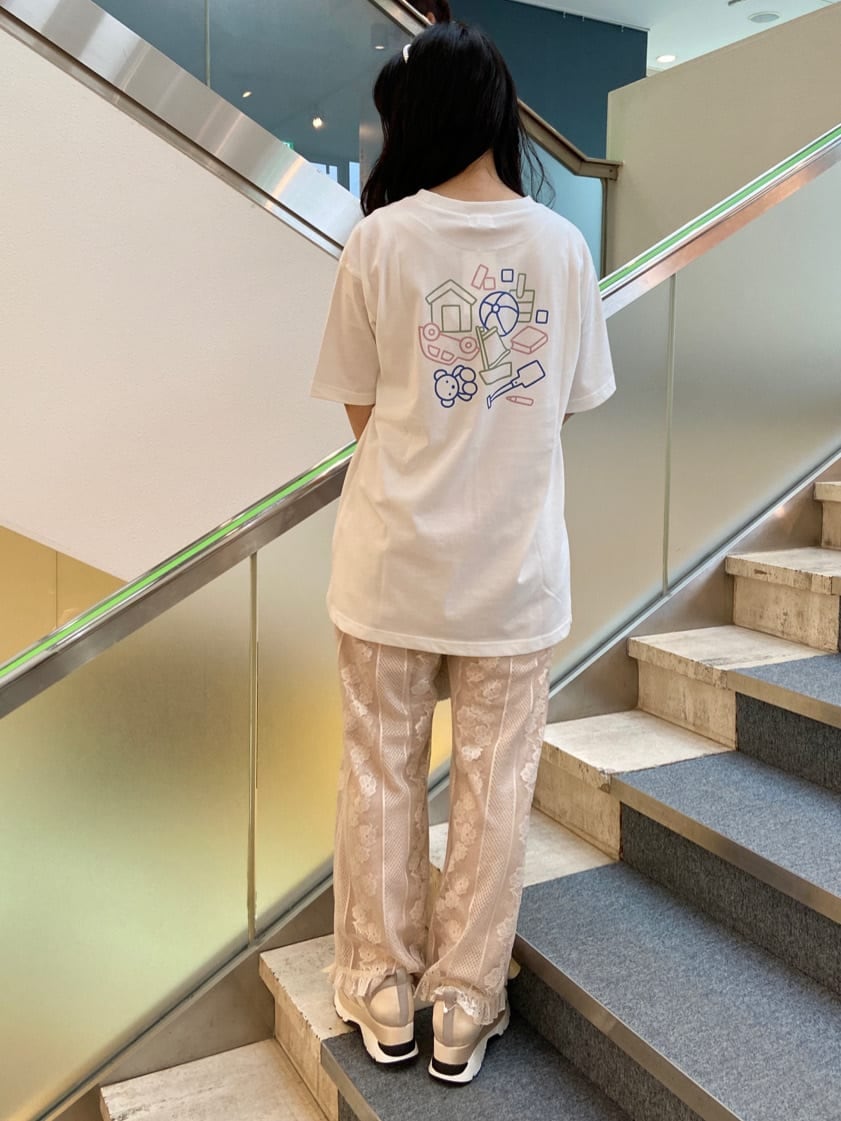 ホワイト系のその他パンツ、ホワイト系のスニーカー、ホワイト系のハンドバッグを着用したレディースの夏コーディネートの3枚目の写真