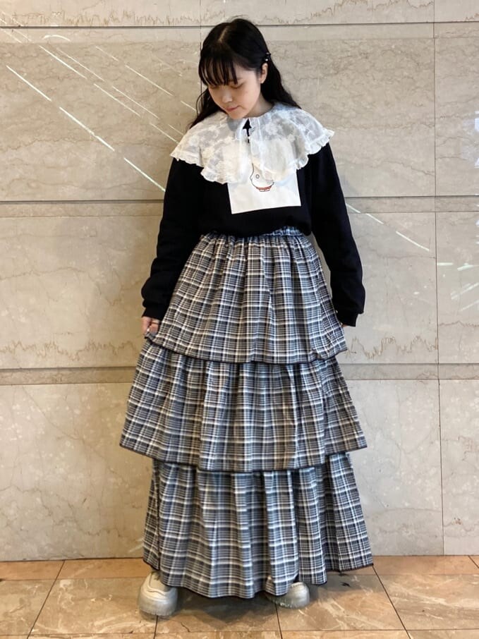 ブラック系のスカート、ブラック系のトートバッグ、ホワイト系のシャツ/ブラウスを着用したレディースの秋コーディネートの3枚目の写真