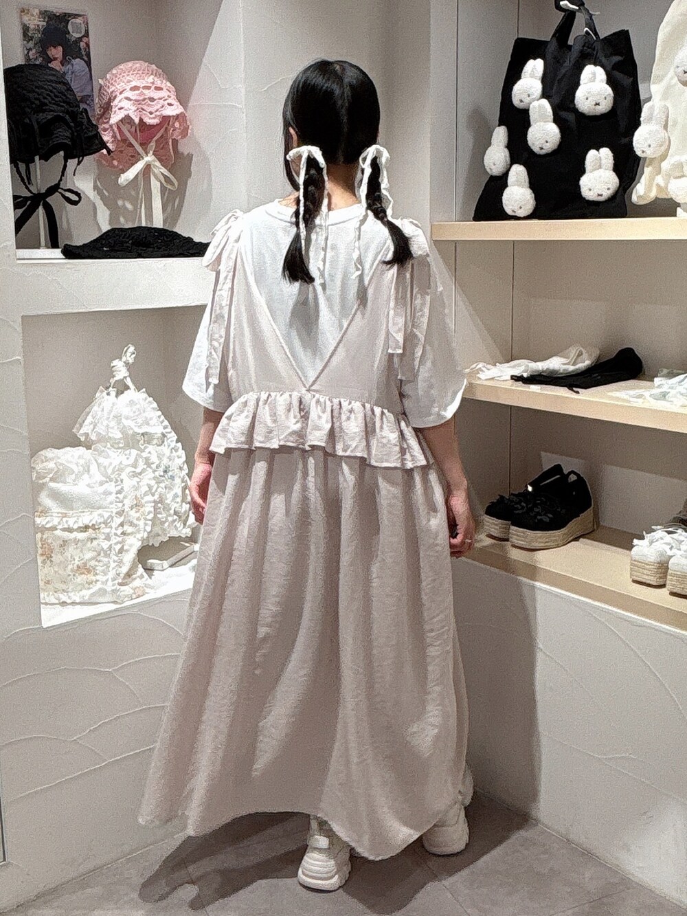 ホワイト系のTシャツ/カットソー、ホワイト系のワンピース、ホワイト系のスニーカーを着用したレディースの春コーディネートの5枚目の写真