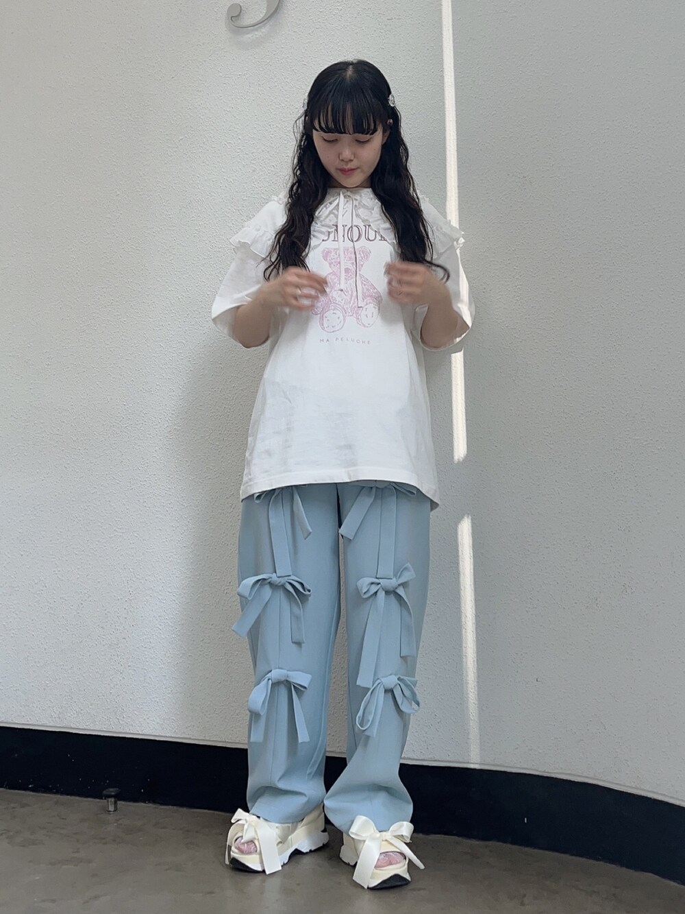 ホワイト系のTシャツ/カットソー、ブルー系のその他パンツ、ホワイト系のサンダルを着用したレディースの春コーディネートの2枚目の写真