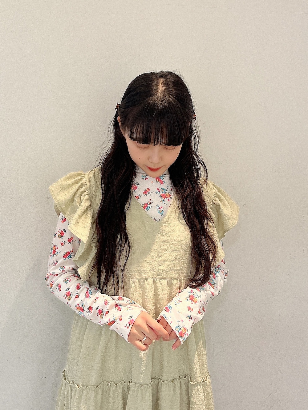 グリーン系のワンピース、ホワイト系のパンプス、ホワイト系のTシャツ/カットソーを着用したレディースの冬コーディネートの4枚目の写真