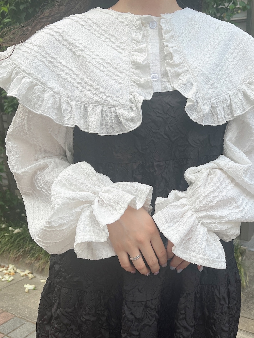 ホワイト系のシャツ/ブラウス、ブラック系のワンピース、ホワイト系のサンダルを着用したレディースの夏コーディネートの5枚目の写真