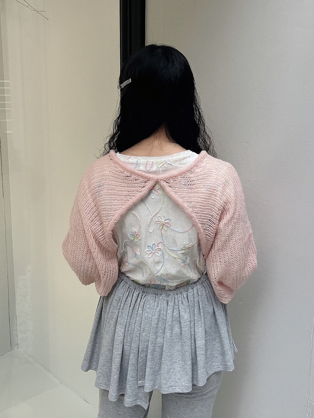 ピンク系のカーディガン/ボレロ、ホワイト系のTシャツ/カットソー、ホワイト系のスリッポンを着用したレディースの夏コーディネートの6枚目の写真