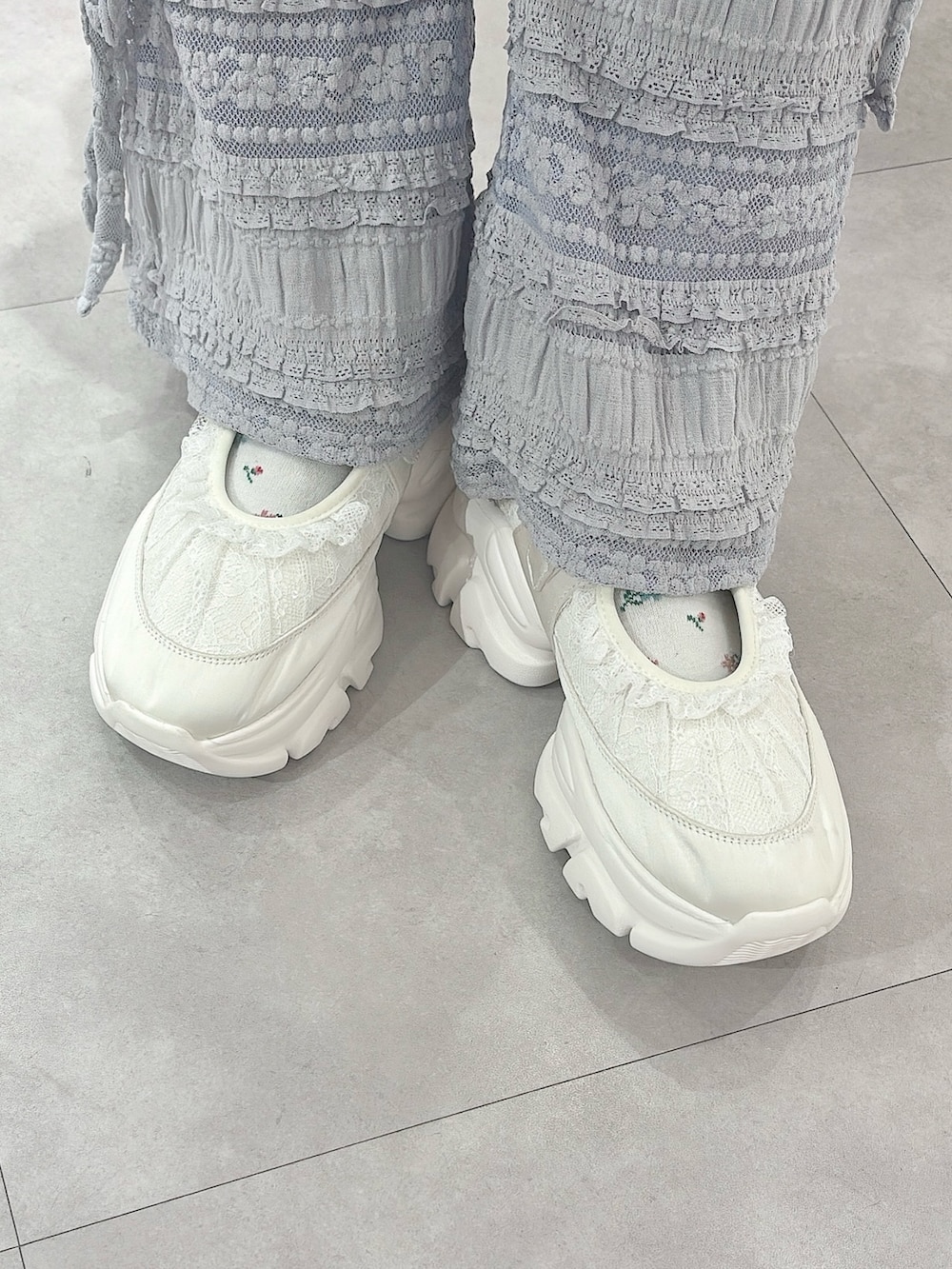 ホワイト系のスウェット、ホワイト系のスカート、ブルー系のその他パンツを着用したレディースの冬コーディネートの6枚目の写真