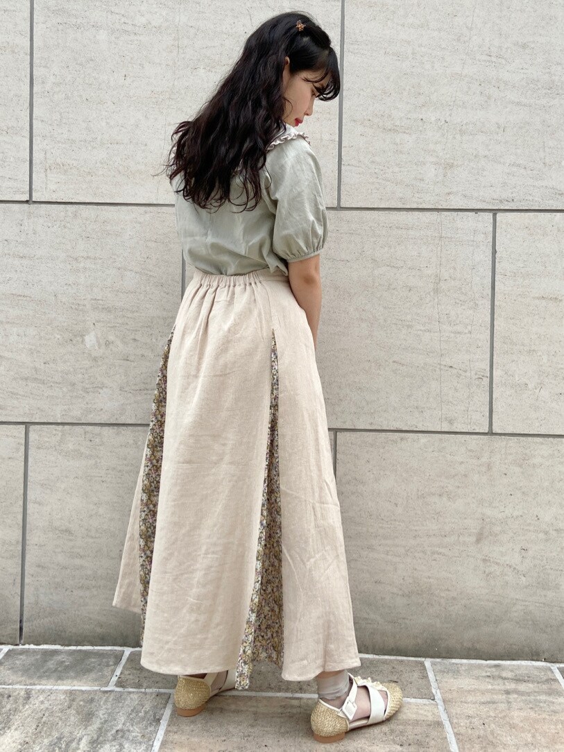 ベージュ系のパンプス、グリーン系のシャツ/ブラウス、ベージュ系のスカートを着用したレディースの夏コーディネートの3枚目の写真