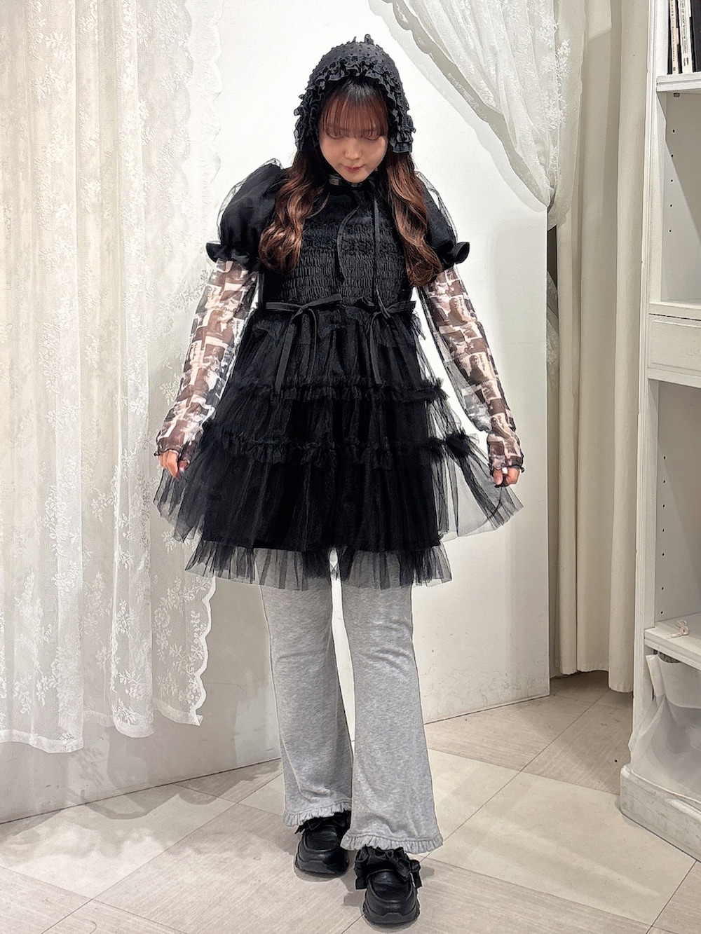 ブラック系のワンピース、ブラック系のTシャツ/カットソー、グレー系のスウェットパンツを着用したレディースの春コーディネートの3枚目の写真