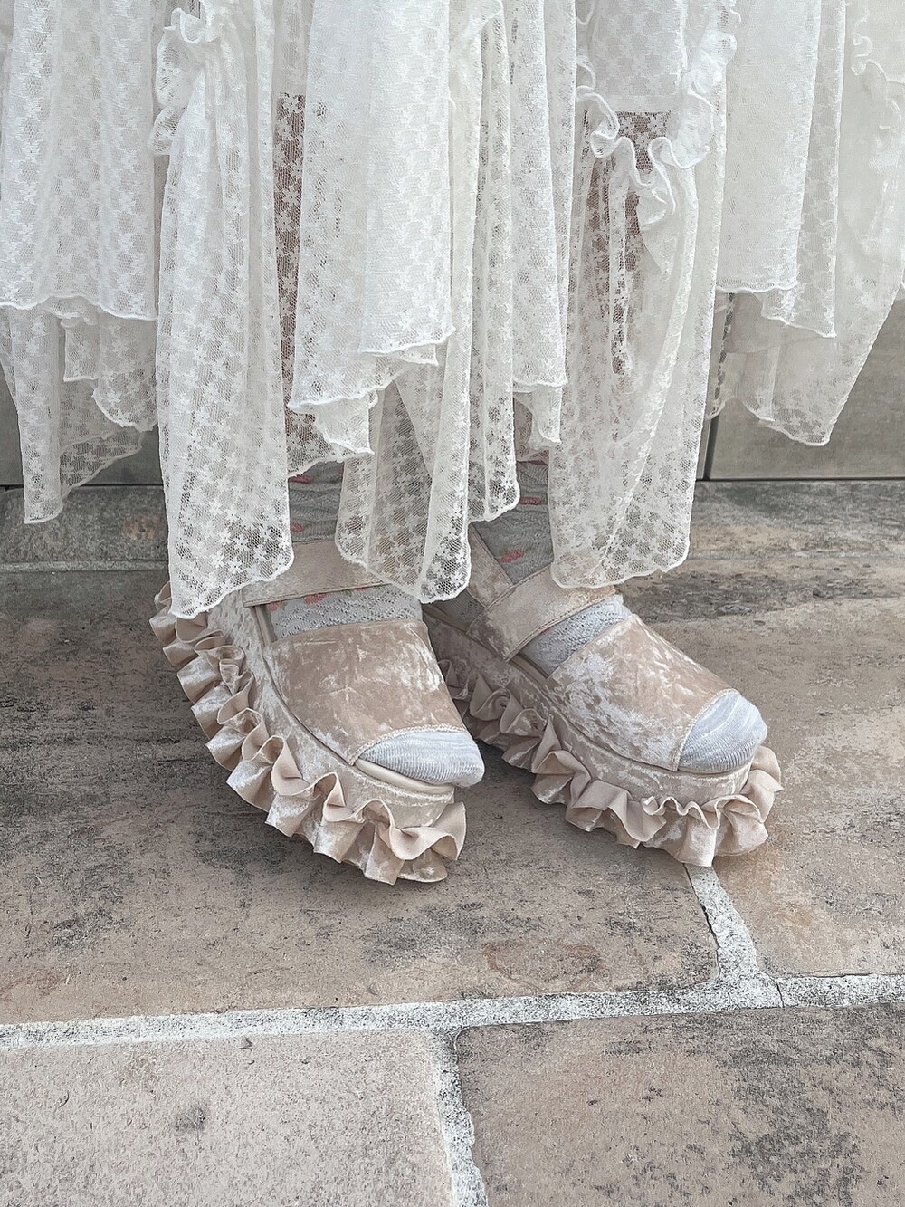 ホワイト系のスウェット、ブルー系のTシャツ/カットソー、ホワイト系のワンピースを着用したレディースの秋コーディネートの7枚目の写真