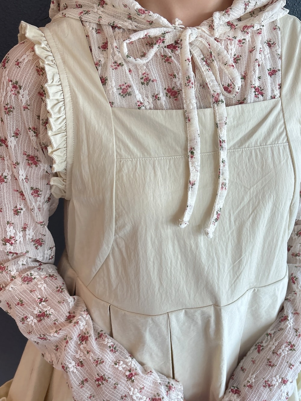 ホワイト系のTシャツ/カットソー、ホワイト系のショルダーバッグ、ホワイト系のワンピースを着用したレディースの冬コーディネートの7枚目の写真