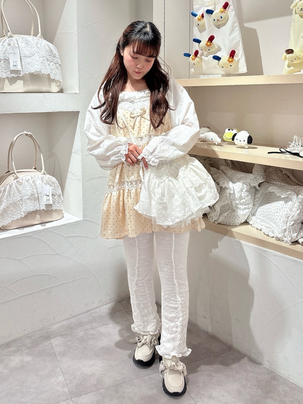 ホワイト系のシャツ/ブラウス、ホワイト系のワンピース、ホワイト系のショルダーバッグを着用したレディースの春コーディネートの2枚目の写真