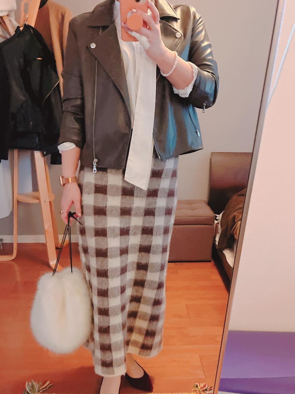 「休日コーデ、おしゃれさんと繋がりたい、大人カジュアル、ootd、ママファッション、革ジャン、タイトスカート」｜「URBAN RESEARCHのアイテム（ライダースジャケット、ブラウン系）」を使った、やすよしさん（レディース・158cm）の冬コーディネートの2枚目の写真