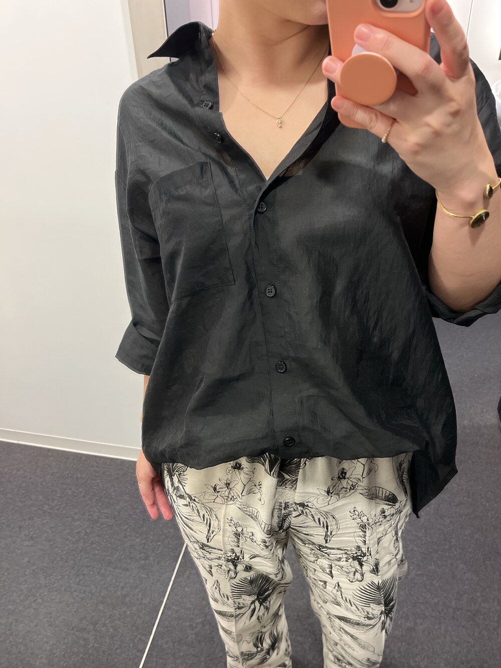 「お仕事コーデ、ママファッション、今日のコーデ、柄パンツ、シアーシャツ」｜「SAISON DE PAPILLONのアイテム（シャツ/ブラウス、ブラック系）」を使った、やすよしさん（レディース・158cm）の夏コーディネートの2枚目の写真