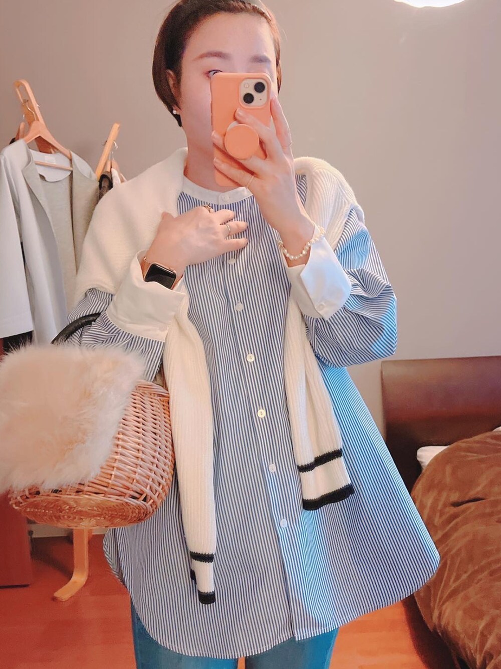 「大人カジュアル、大人女子、アラフォー、ママコーデ、ジーンズ、かごバッグ」｜「Traditional Weatherwearのアイテム（カーディガン/ボレロ、ホワイト系）」を使った、やすよしさん（レディース・158cm）の秋コーディネートの2枚目の写真