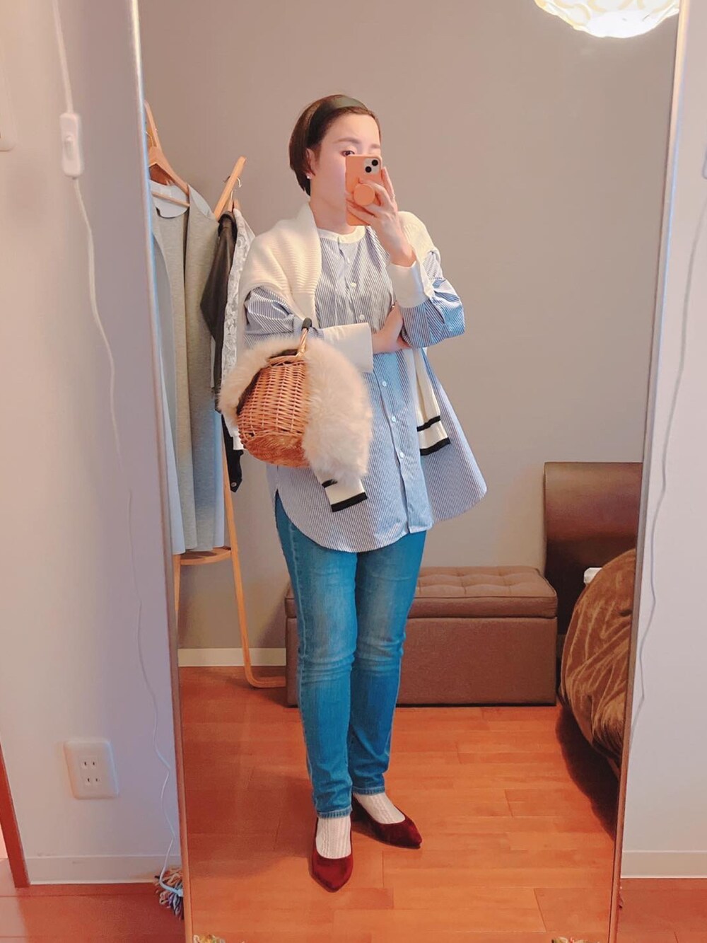 「大人カジュアル、大人女子、アラフォー、ママコーデ、ジーンズ、かごバッグ」｜「Traditional Weatherwearのアイテム（カーディガン/ボレロ、ホワイト系）」を使った、やすよしさん（レディース・158cm）の秋コーディネートの3枚目の写真