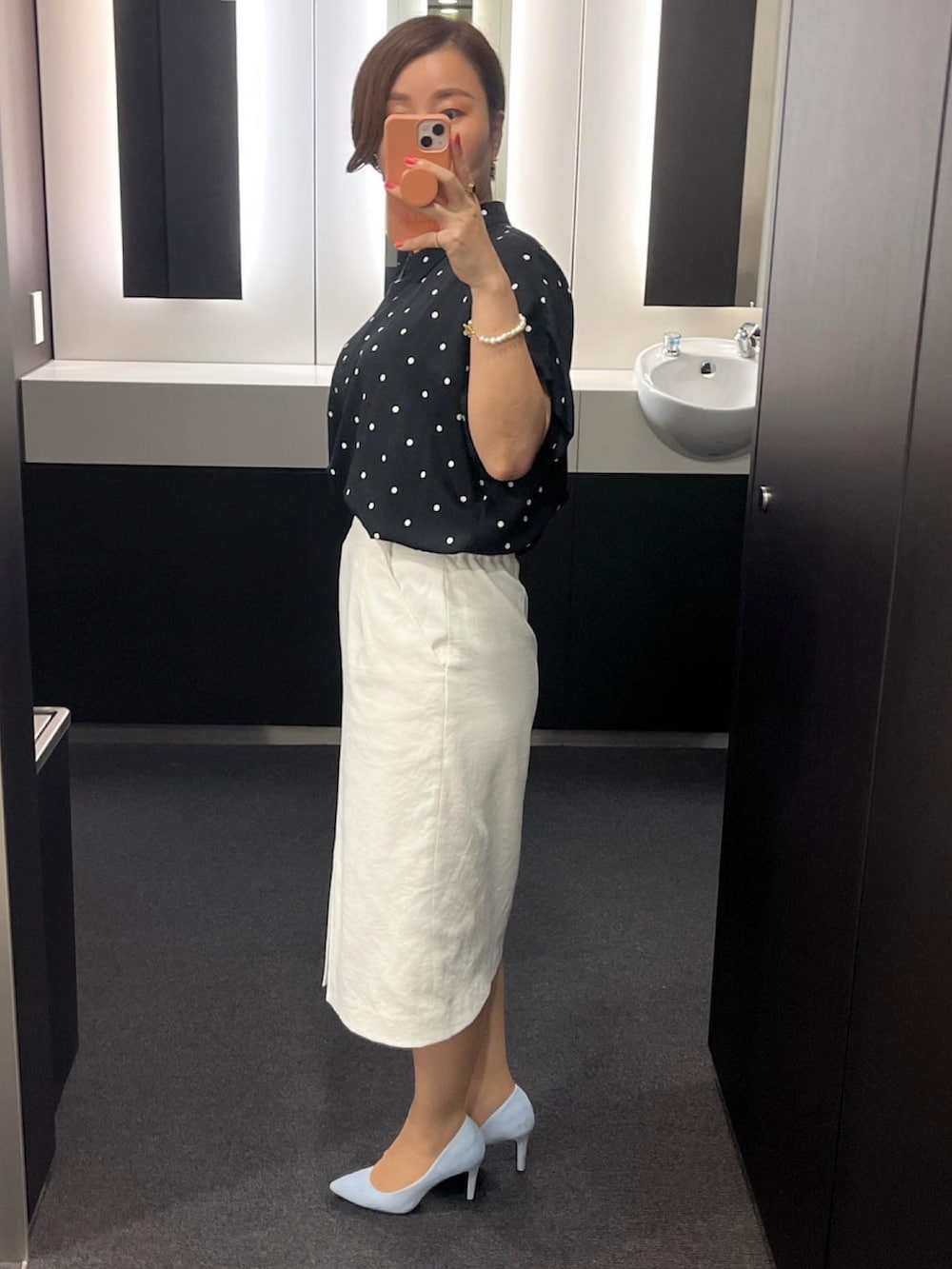 「オトナ女子、シンプル、お仕事コーデ、ドットシャツ、アラフォーコーデ、タイトスカート」｜「UNIQLOのアイテム（シャツ/ブラウス、ブラック系）」を使った、やすよしさん（レディース・158cm）の夏コーディネートの4枚目の写真