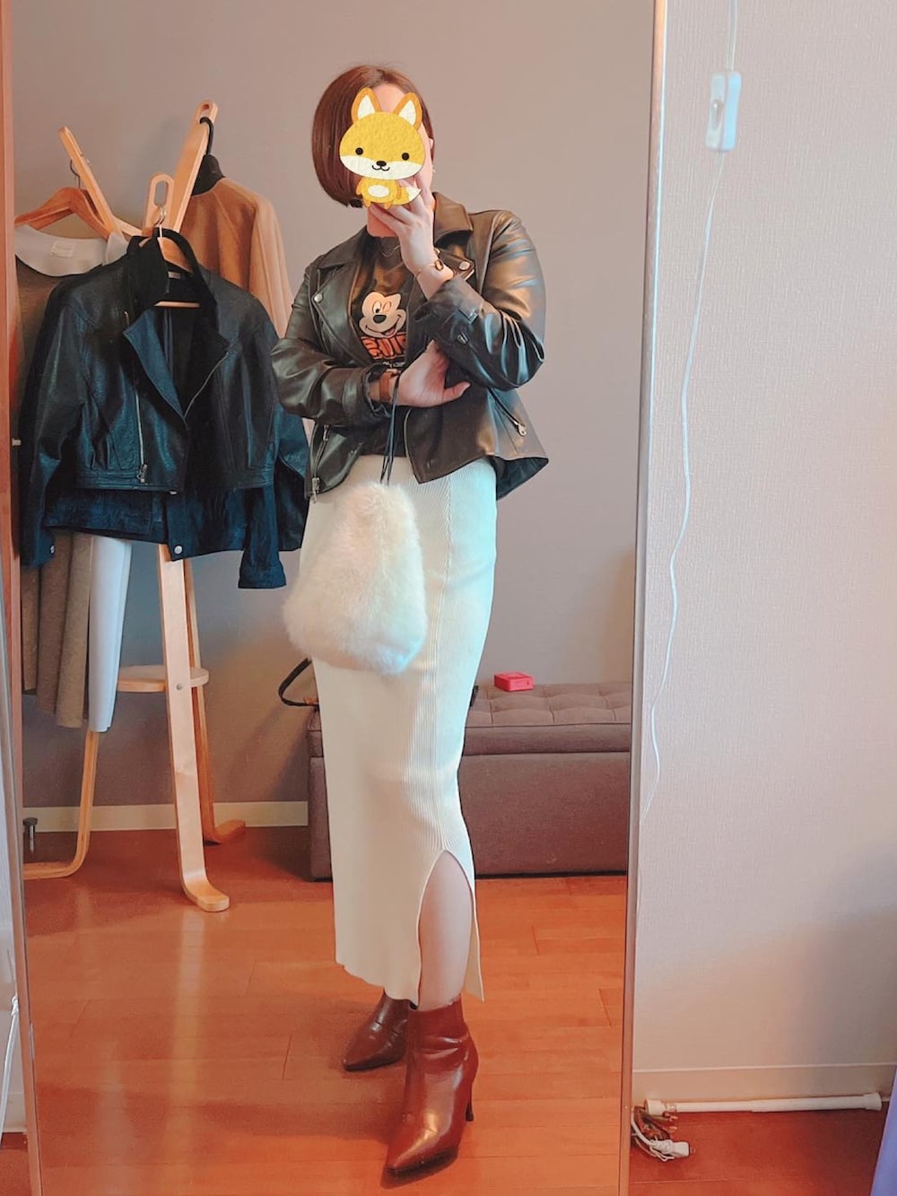 「カジュアル、オトナカワイイ、おしゃれさんと繋がりたい、ootd、休日コーデ、ミッキーT、革ジャン、アラフォー」｜「REDYAZELのアイテム（スカート、ホワイト系）」を使った、やすよしさん（レディース・158cm）の秋コーディネートの3枚目の写真
