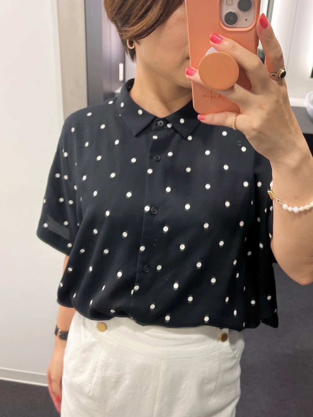 「オトナ女子、シンプル、お仕事コーデ、ドットシャツ、アラフォーコーデ、タイトスカート」｜「UNIQLOのアイテム（シャツ/ブラウス、ブラック系）」を使った、やすよしさん（レディース・158cm）の夏コーディネートの3枚目の写真