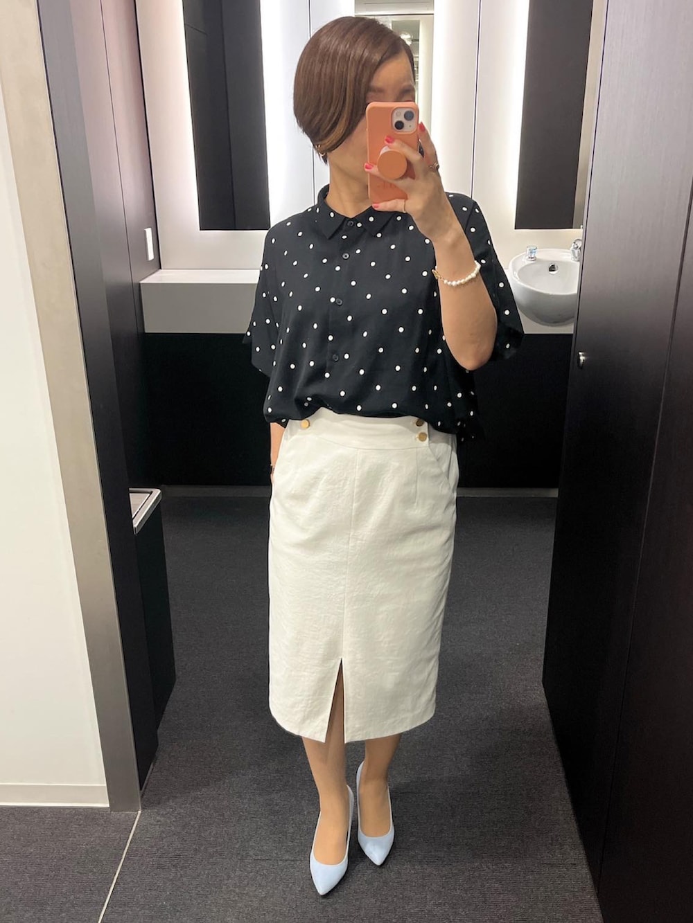 「オトナ女子、シンプル、お仕事コーデ、ドットシャツ、アラフォーコーデ、タイトスカート」｜「UNIQLOのアイテム（シャツ/ブラウス、ブラック系）」を使った、やすよしさん（レディース・158cm）の夏コーディネートの2枚目の写真