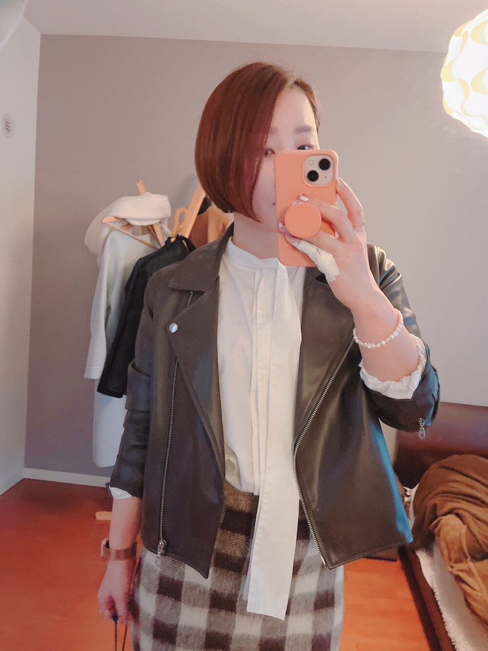 「休日コーデ、おしゃれさんと繋がりたい、大人カジュアル、ootd、ママファッション、革ジャン、タイトスカート」｜「URBAN RESEARCHのアイテム（ライダースジャケット、ブラウン系）」を使った、やすよしさん（レディース・158cm）の冬コーディネートの3枚目の写真