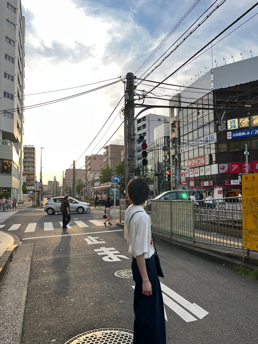 ホワイト系のTシャツ/カットソー、ブルー系のデニムパンツ、シルバー系のネックレスを着用したメンズの秋コーディネートの2枚目の写真