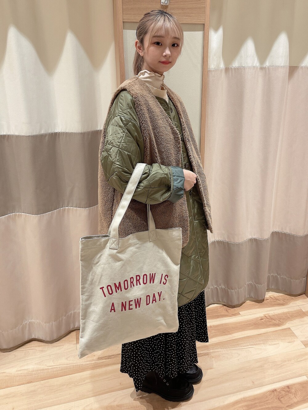 「秋ルック紹介するよ、秋服、秋冬コーデ、秋服コーデ、カジュアル、ブーツ、キルティング、ベスト、トートバッグ、サマンサ モスモス(Samansa Mos2)、サマンサモスモス、SM2」｜「Samansa Mos2のキャンバスロゴトートバッグ（ハンドバッグ、ベージュ系）」を使った、CHITOさん（レディース・162cm）の秋コーディネートの2枚目の写真