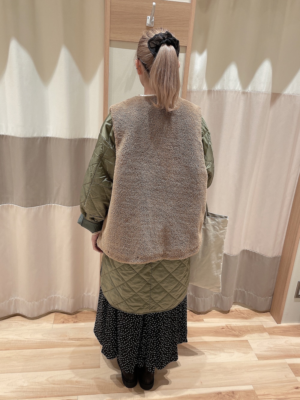 「秋ルック紹介するよ、秋服、秋冬コーデ、秋服コーデ、カジュアル、ブーツ、キルティング、ベスト、トートバッグ、サマンサ モスモス(Samansa Mos2)、サマンサモスモス、SM2」｜「Samansa Mos2のキャンバスロゴトートバッグ（ハンドバッグ、ベージュ系）」を使った、CHITOさん（レディース・162cm）の秋コーディネートの3枚目の写真
