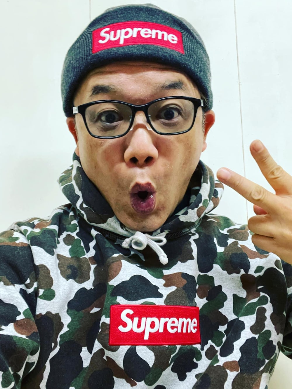 ブラック系のパーカー、レッド系のニットキャップ/ビーニーを着用したメンズの秋コーディネートの2枚目の写真