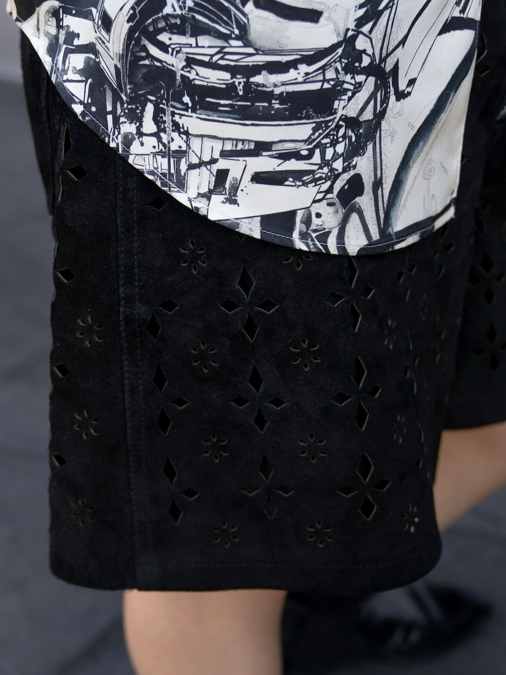 ホワイト系のシャツ/ブラウス、ブラック系のパンツ、ブラック系のブーツを着用したメンズの秋コーディネートの4枚目の写真