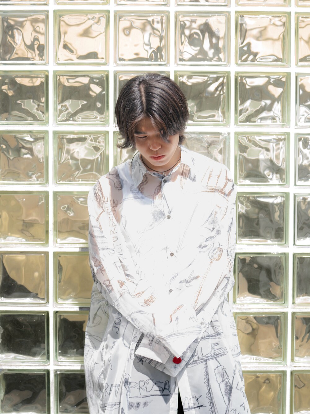 ホワイト系のシャツ/ブラウス、シルバー系のスニーカー、ブラック系のパンツを着用したメンズの秋コーディネートの2枚目の写真