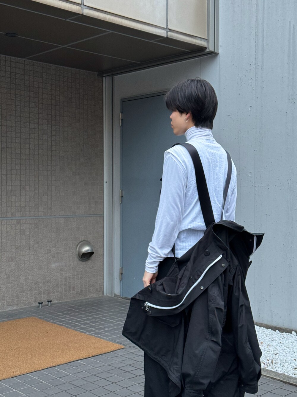 ホワイト系のベスト、ホワイト系のその他トップス、ブラック系のカーゴパンツを着用したメンズの春コーディネートの4枚目の写真