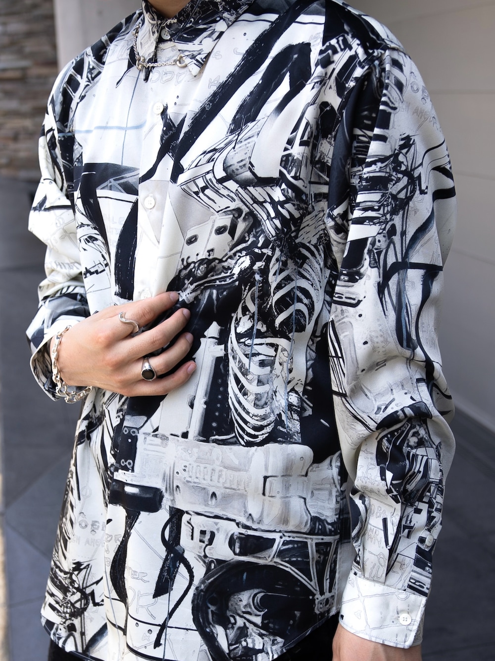 ホワイト系のシャツ/ブラウス、ブラック系のパンツ、ブラック系のブーツを着用したメンズの秋コーディネートの3枚目の写真